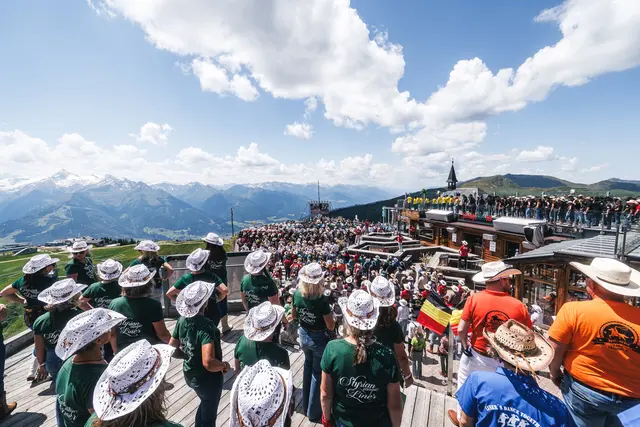 Vor der Kulisse von 30 Dreitausendern auf der Schmittenhöhe wurde der Weltrekord-Tanz erfolgreich aufgeführt | Foto: Zell am See-Kaprun JOE