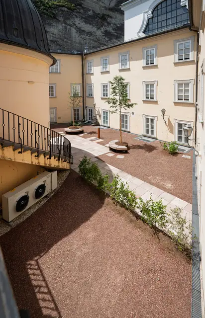 Die Dachterrassenbegrünung im Haus der Natur ist abgeschlossen - Besucherinnen und Besucher des Museums können die Innenhofterrasse demnächst wieder zum Verweilen nutzen. Seit dem Winter 2022 war diese für die Öffentlichkeit gesperrt. | Foto: Stadt Salzburg/Alexander Killer