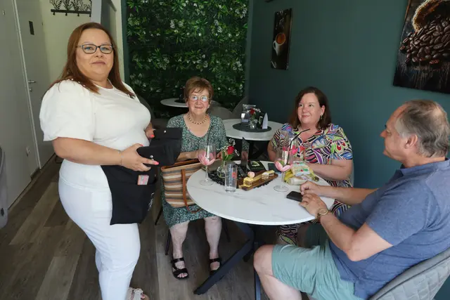  Melisa Vagner bei der Caféeröffnung mit den ersten Kundinnen und Kunden