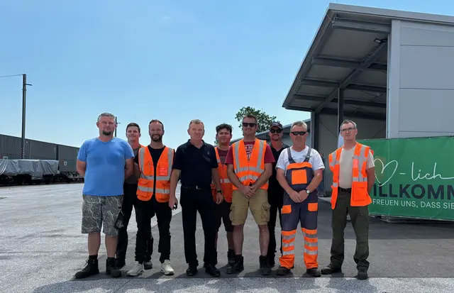 Bahnmeister Gerhard Faist (4.v.li.) und das Werkstätten-Team. | Foto: MeinBezirk/Monika Wilfurth