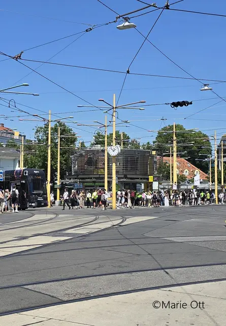 40 Grad am Jakominiplatz in Graz und die Menschen waren in der Sonne auf Straßenbahn, Bus