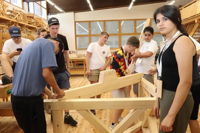 Mit Teamgeist und Können meisterten die Jugendlichen die Herausforderungen der Holzolympiade. | Foto: Kendlbacher