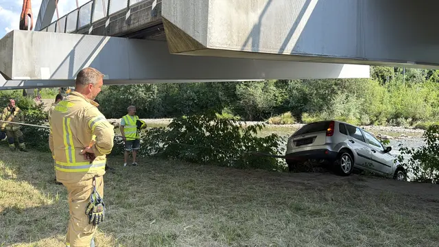 Die Feuerwehr barg das Fahrzeug anschließend aus dem Fluss. | Foto: ZOOM.Tirol