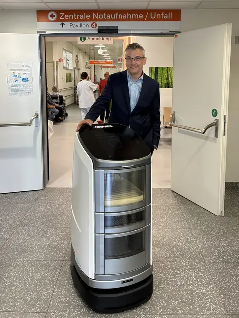  Rolli mit ÖGK-Generaldirektor Bernhard Wurzer. | Foto: OEGK