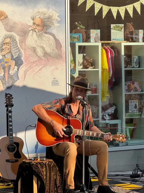 „Peter Kern Solo“ sorgte beim ersten Kremser Platzkonzert für beste Stimmung vor dem Karikaturmuseum Krems | Foto: Stadt Krems