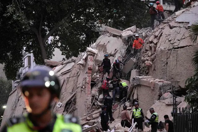 Erdbeben in Venezuela: Nach aktuellem Stand liegen dem Außenministerium keine Informationen über verletzte oder betroffene österreichische Staatsbürger vor. Foto: Rettungskräfte bringen in Caracas eine verletzte Person aus einem eingestürzten Gebäude in Sicherheit. | Foto: APA-Images / AFP / MANAURE QUINTERO