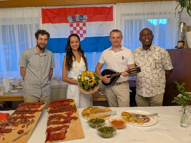 KBW-Leiter Thomas Schwaiger mit Anna, Diakon Tihomir Pausic und Pfarrer Robert Shako Lokeso nach dem „Kroatischen Abend“ im Pfarrsaal Kirchdorf 