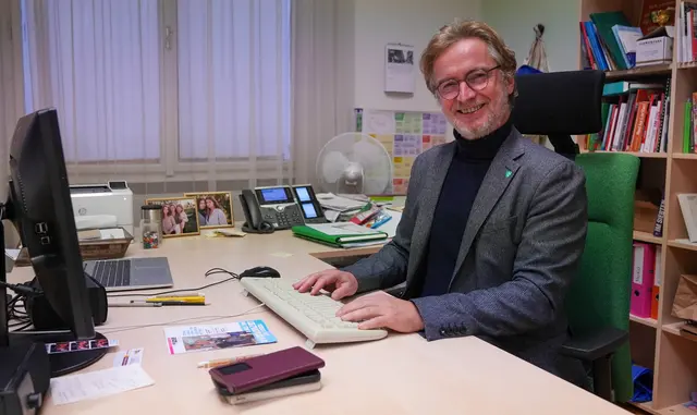 Bezirksvorsteher Martin Fabisch (Grüne) holte aus: "Begonnen hat es im Dezember 2024."  | Foto: Andreas Pölzl/MeinBezirk