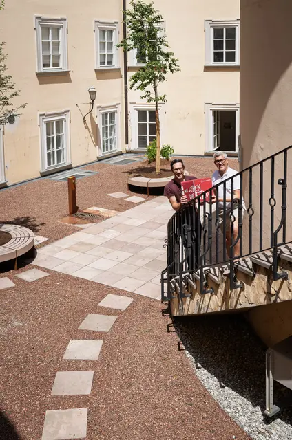 Die Dachterrassenbegrünung im Haus der Natur ist abgeschlossen - Besucherinnen und Besucher des Museums können die Innenhofterrasse demnächst wieder zum Verweilen nutzen. Seit dem Winter 2022 war diese für die Öffentlichkeit gesperrt. | Foto: Stadt Salzburg/Alexander Killer