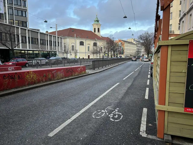 Die Sitztribüne auf der Wiedner Hauptstraße wird von Graffitis und Beikraut geschmückt. Für die ÖVP ist das ein Ärger. | Foto: Nathanael Peterlini/MeinBezirk