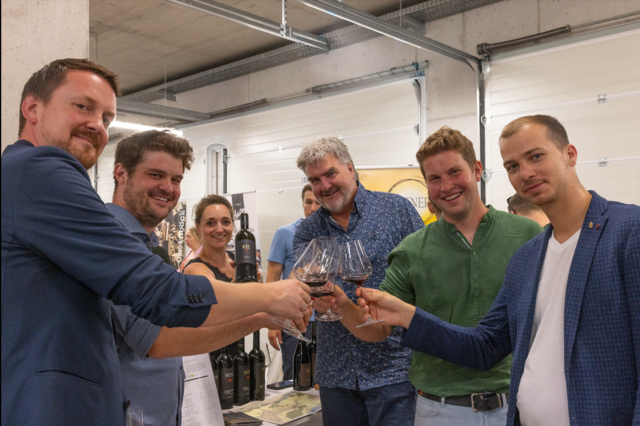 Michael Wolf (2.vl), Mario Karpf (4.vl) mit dem Team vom Hotel Post und Vider Alpe in Ischgl. | Foto: Getränke Wille