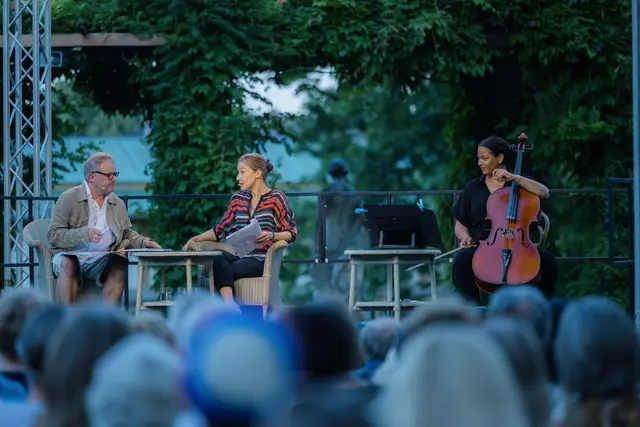 Roland Koch, Johanna Wokalek und Anna Starzinger beim Schwimmenden Salon.
 | Foto: ckollerics