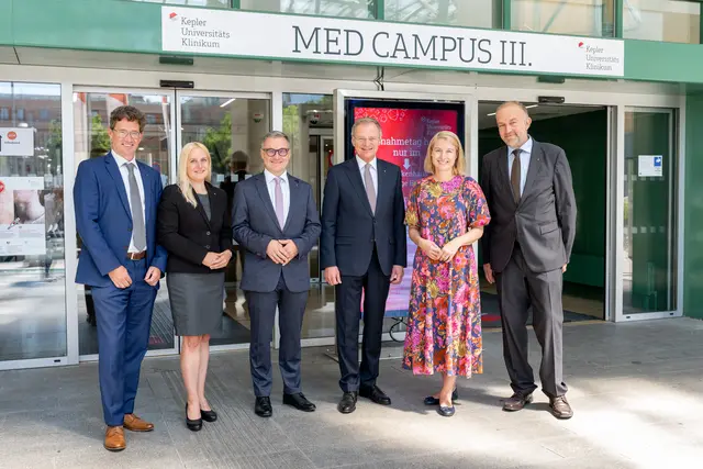  v. l.: Priv.-Doz. Karl-Heinz Stadlbauer (Ärztlicher Direktor), Simone Pammer (Pflegedirektorin), Günther Dorfinger (Kaufmännischer Direktor), Thomas Stelzer (Landeshauptmann), Christine Haberlander (LH-Stv.in, Gesundheitslandesrätin), Univ.-Prof. Meinhard Lukas (Geschäftsführer) | Foto: KUK