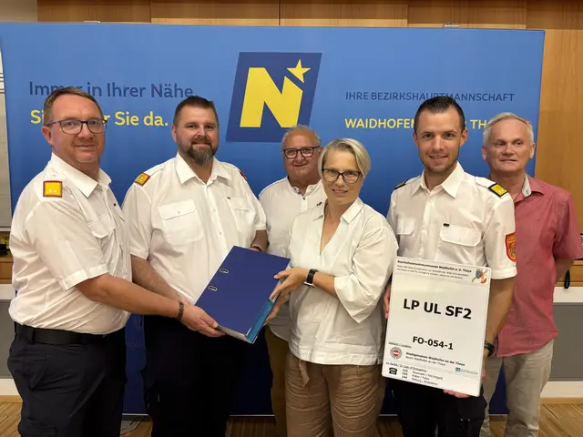 Übergabe an die Feuerwehr | Foto: Daniel Schmidt