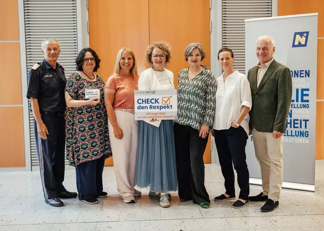 "Check den Respekt" wurde von Landespolizeidirektor Franz Popp, Barbara Buchegger (Safer Internet), Moderatorin Birgit Perl, LRin Christiane Teschl-Hofmeister, Hedwig Wölfl (die Möwe), Elisabeth Cinatl (NÖ Frauen- und Mädchenberatungsstellen), Erich Lehner (Dachverband Männerberatung Österreich)

Check den Respekt II (v.l.n.r.): Claudia Pfeffer (Abteilung Familien und Generationen, Land NÖ), Onur Yavuz (Jugend:info NÖ), Barbara Buchegger (safer internet), Elisabeth Cinatl (NÖ Frauen- und Mädchenberatungsstellen), Landespolizeidirektor Franz Popp, LRin Christiane Teschl-Hofmeister, Hedwig Wölfl (die Möwe), Erich Lehner (Dachverband Männerberatung Österreich), Sonja Stamminger (Landespolizeidirektion NÖ) und Astrid Schrattenholzer (Gewaltschutzzentrum NÖ) feierlich vorgestellt. | Foto: Claudia Müllner
