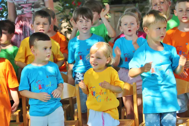 Die Kindergartenkinder eröffneten mit einem Lied den Festakt.  | Foto: Edith Ertl
