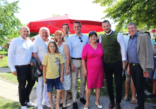 Vzbm. Christian Lackner, Bgm. a.D.Anton Scherbinek, Kinder-Bürgermeister Samuel Finn Guggi, Vzbgm. Ingrid Baumhackl, Seiersberg-Pirkas GR Christian Triebl, LR Stefan Hermann, LH Stellv. Manuela Khom, Bgm. Matthias Pokorn und Feldkirchens Bgm. Erich Gosch | Foto: Edith Ertl