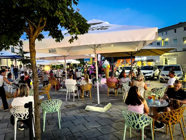 In den späten Abendstunden ging es am Hauptplatz Traun rund mit „Horch Zua“.

 | Foto: Stadtmarketing Traun