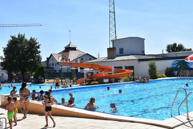 Viele suchen Abkühlung im Freibad Hollabrunn. | Foto: Alexandra Goll