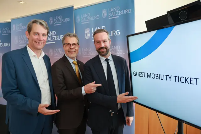 Im Bild v.l.: Johannes Gfrerer (Geschäftsführer Salzburger Verkehrsverbund), Walter Veit (Präsident der Österreichischen Hotelvereinigung) und Landeshauptfrau-Stellvertreter Stefan Schnöll. | Foto: Land salzburg / Franz Neumayr