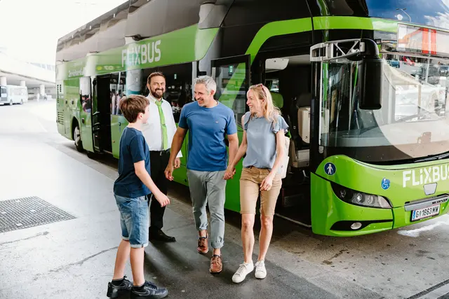 Die Busse halten direkt vor der Abflughalle am Flughafen. | Foto: Dr. Richard/Bernhard Luck