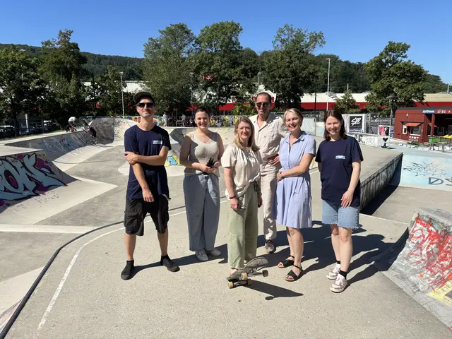 Bettina Emmerling (M.), Michaela Schüchner (2.v.r.) und das Team von "WienXtra" im Penzinger Skatepark. | Foto: Mathias Kautzky/MeinBezirk