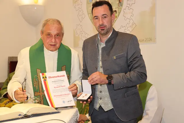 Bürgermeister Andreas Straßer überreichte Pfarrer Ryszard Chicky die Ehrennadel in Bronze anlässlich seines 45-jährigen Priesterjubiläums und 10 Jahre als Pfarrer in Echsenbach. | Foto: Marktgemeinde Echsenbach
