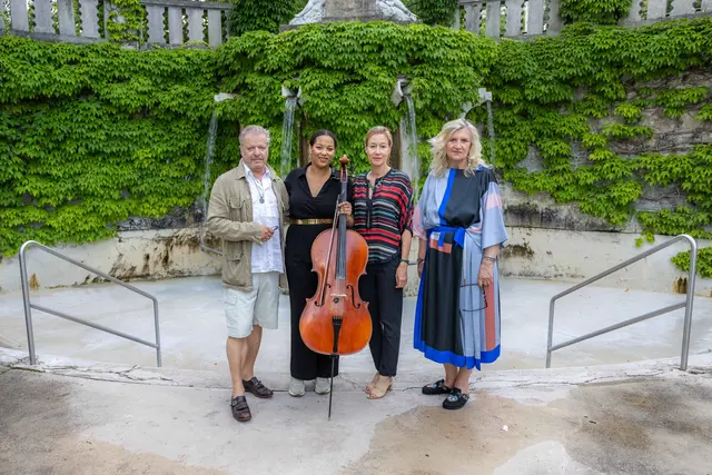 Roland Koch, Anna Starzinger, Johanna Wokalek und Angelika Hager beim Schwimmenden Salon. | Foto: ckollerics