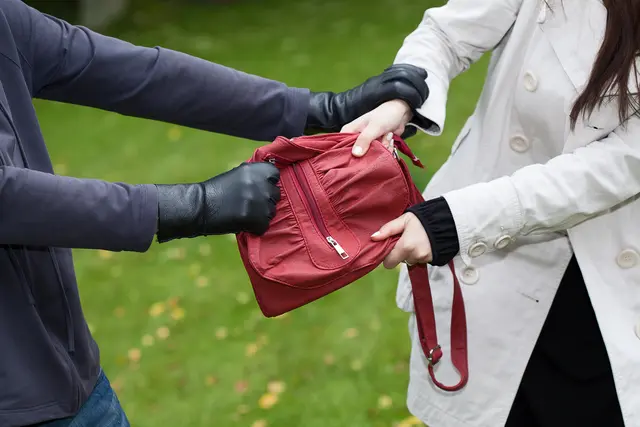 Die Frauen versuchten, der Dame die Handtasche zu entreißen, ergriffen aber schließlich ohne Beute die Flucht. (Symbolbild) | Foto: smarterpix/photographee.eu