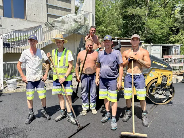 Dieses Team hält etwas aus: Auf der Baustelle vor Gneixendorf ziehen sie trotz Extremtemperaturen ihre Arbeit durch. Sie asphaltieren ein Straßenstück und sind dabei extremen Temperaturen von oben und unten ausgesetzt. | Foto: sg
