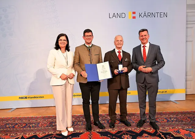 Der Kärntner Lorbeer in Gold mit Brillanten wurde von Landeshautmann Daniel Fellner, LH-Stellvertreter Martin Gruber und Landesrätin Marika Lagger-Pöllinger überreicht. | Foto: LPD Kärnten/Bauer