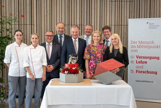 v. l.: Laura Spreitzer und Katja Janovits (Konditorinnen), Günther Dorfinger (Kaufmännischer Direktor), Univ.-Prof. Meinhard Lukas (Geschäftsführer), Thomas Stelzer (Landeshauptmann), Tilman Königswieser, MPH (Vorsitzender der Geschäftsführung, OÖG), Christine Haberlander (LH-Stv.in, Gesundheitslandesrätin), Priv.-Doz. Karl-Heinz Stadlbauer (Ärztlicher Direktor), Simone Pammer (Pflegedirektorin). | Foto: KUK
