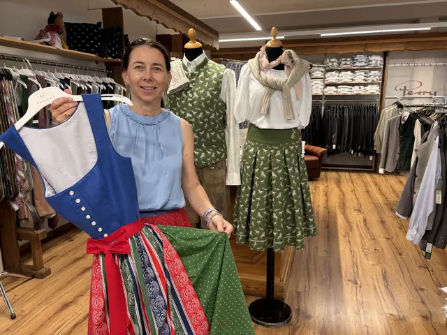 Der nächste Streich aus dem Hause Kiegerl: Ein rot-blau-grünes Dirndl, dem WM-Ball nachempfungen. | Foto: MeinBezirk/Harald Almer
