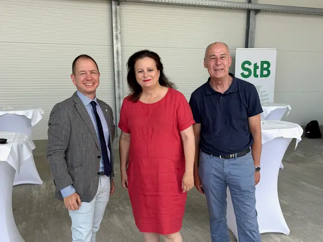 Ronald Kiss, Direktor der Steiermarkbahn mit Verkehrslandesrätin Claudia Holzer und ihrem Pressesprecher Andreas Kreminger. | Foto: MeinBezirk/Monika Wilfurth