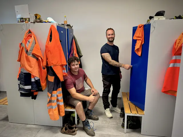 v. li.: Rosus Petro (Sicherungstechnik) und Dominik Janisch (Gleismeister) im neuen Umkleideraum. | Foto: MeinBezirk/Monika Wilfurth