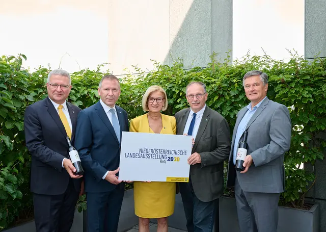 Hermann Dikowitsch (Leiter Abteilung Kunst und Kultur Land NÖ), Stefan Lang (Bürgermeister Retz), Landeshauptfrau Johanna Mikl-Leitner, Richard Hogl (Abgeordneter zum NÖ Landtag) und Erwin Klissenbauer (GF NÖ Landesausstellung).

  | Foto: NLK PFeiffer