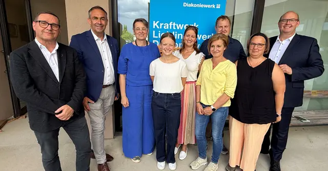 Von links: Pfarrer Hans Resch, Bürgermeister Martin Moser, Diakoniewerks-Geschäftsführerin Dorothea Dorfbauer, Leitungsteam Carina Himmelbauer, Sabine Mitterlehner, Sandra Steininger und Philipp Mitterlehner sowie Pflegedienstleitung Bettina Stumptner und Bürgermeister Josef Naderer. | Foto: Diakoniewerk