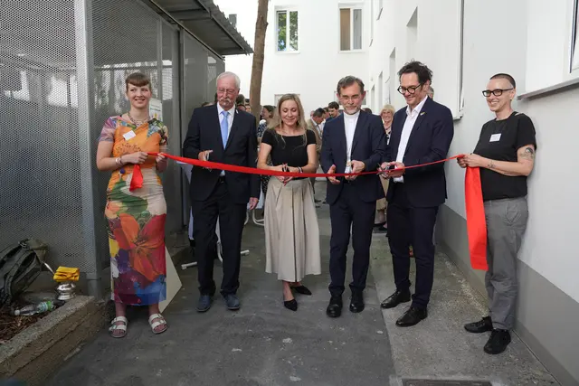 Erzbischof Josef Grünwidl (3. v. r.), Nicole Meissner (3. v. l.) und Bezirksvorsteher Markus Reiter (2. v. r.) beim Durchschneiden des Eröffnungsbandes. | Foto: Sade Jerabek/MeinBezirk