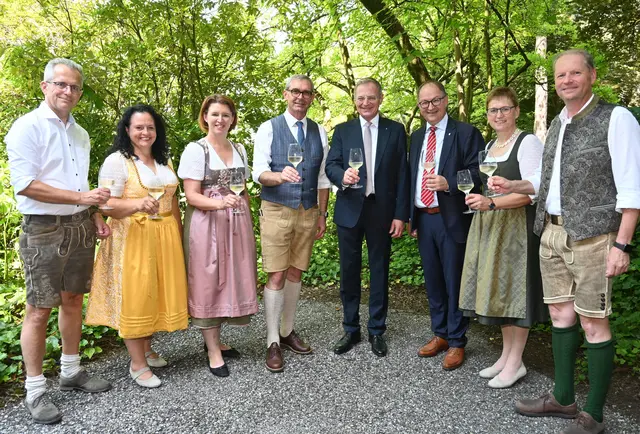 Von links: Kammerdirektor Karl Dietachmair, Vorsitzende des Bäuerinnenausschusses,
Johanna Haider, Landesrätin Michaela Langer-Weninger, LK OÖ-Präsident Franz Waldenberger, Landeshauptmann Thomas
Stelzer, Landesrat Martin Winkler, LK OÖ-Vizepräsidentin Rosemarie Ferstl und Bauernbund-Direktor Wolfgang Wallner.  | Foto: LKOÖ
