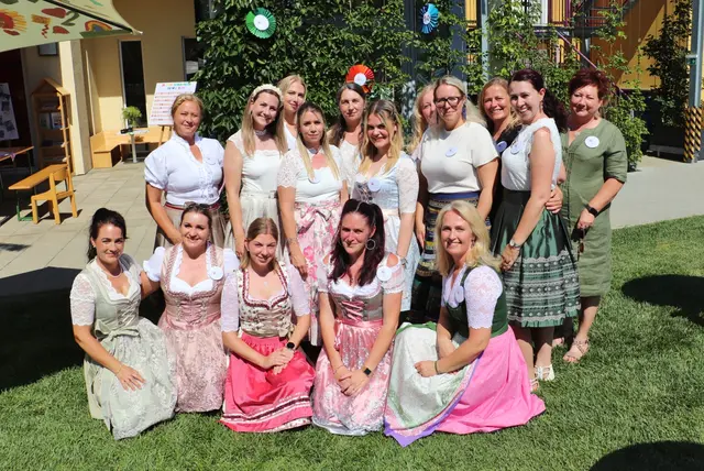 Kindergartenleiterin Astrid Winterleitner (vorne re) mit ihrem Pädagogen- und Betreuerteam. "Wir feiern nicht nur ein Gebäude, sondern einen Ort, an dem Generationen von Kindern ein Stück ihres Lebens gegangen sind. Seit 25 Jahren bin ich Teil dieser Einrichtung, ich habe 2001 hier begonnen", sagte Winterleitner.  | Foto: Edith Ertl