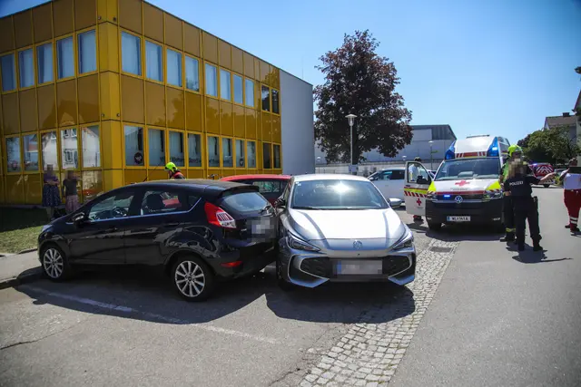 Unfallursache: Eingeklemmter Schuh am Gaspedal: Vier Autos in Marchtrenk demoliert. | Foto: laumat.at