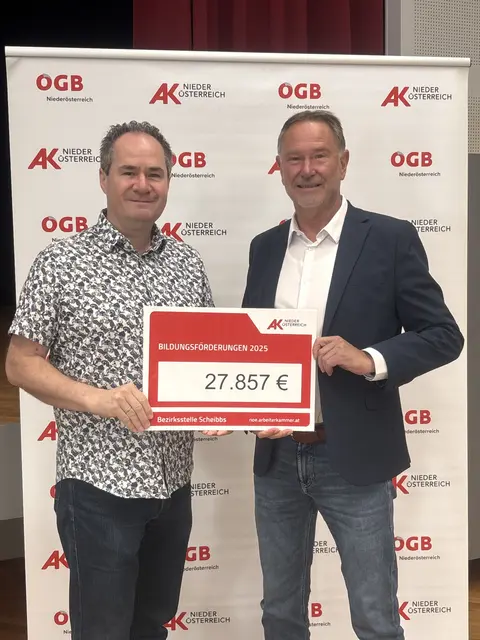 Fast 28.000 Euro für die Bildung im Bezirk Scheibbs: Kammerrat Christian Fußthaler und Bezirksstellenleiter Helmut Wieser von der Arbeiterkammer NÖ | Foto: Arbeiterkammer Bezirk Scheibbs
