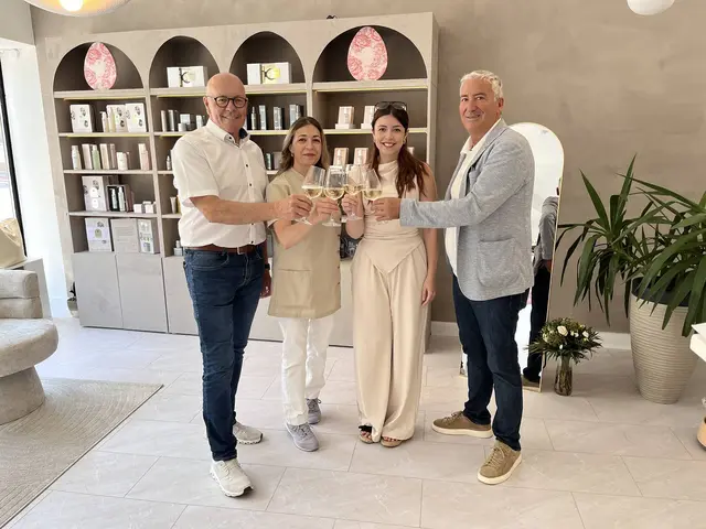 Kosmetiksalon-Neueröffnung am Hauptplatz: Bürgermeister Georg Rosner, Gabriela Fekete Sarközi, Bea Sarközi und Vizebürgermeister Michael Leitgeb | Foto: Stadtgemeinde Oberwart