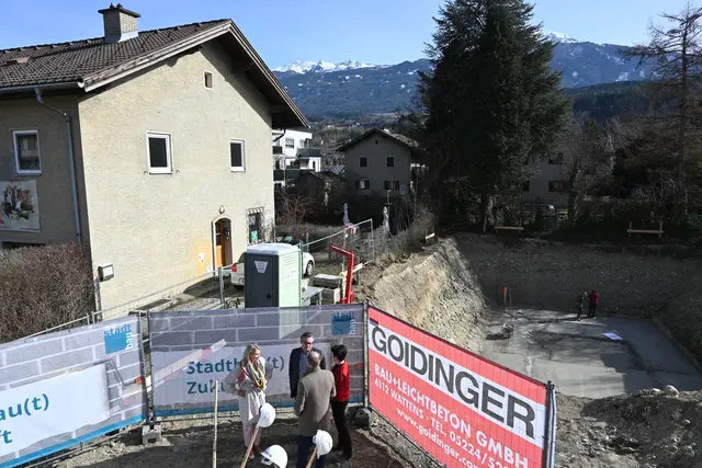 Lokalaugenschein im März. Aus der Baugrube entsprang ein Neubau. | Foto: Königer