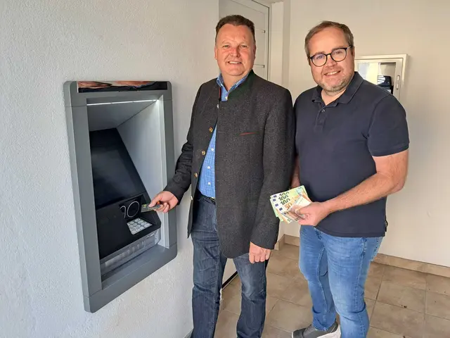 Bürgermeister Franz Sonnleitner und sein Stellvertreter Markus Heigl freuen sich über den neuen Bankomaten in der Marktgemeinde Wang. | Foto: Marktgemeinde Wang