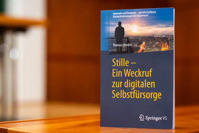 Das neu erschienene Buch von Thomas Herdin "Stille - Ein Weckruf zur digitalen Selbstfürsorge". 