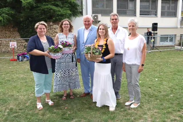 Mag. Petra Fehnenberger (Volkshilfe), Prok. MMag. Maria Panzenböck, BGM Ernst Wendl,  Hortleiterin Sandra Vodnek, GGR Herbert Stuxer, Familiengemeinderätin Ingrid Wendl bei der Jubiläumsfeier (vlnr). | Foto: Gemeinde Himberg