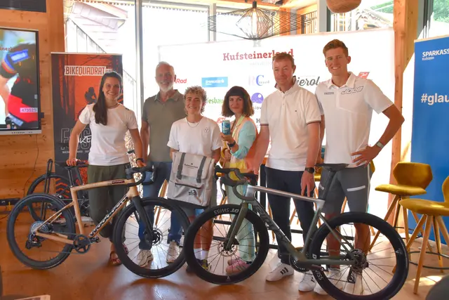 Freuen sich auf den Kufsteinerland Radmarathon: Lina Schneeweiß (Projektkoordinatorin beim Tourismusverband Kufsteinerland), Georg Hörhager, Obmann des Tourismusverbandes Kufsteinerland, Leonie Schulte (female cycling force), Lisa Luginger-Bichler (Schwoicher Brauerei Bierol), Veranstalter Frank Rietzler und Profi-Triathlet Tjebbe Kaindl (v.l.).  | Foto: Barbara Fluckinger