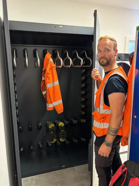 Gleismeister Dominik Janisch vor dem Trockenschrank, wo Schuhe und schwere Kleidung getrocknet werden.
 | Foto: MeinBezirk/Monika Wilfurth