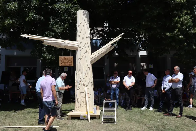 Eine Holzskulptur wurde von den Schülern gemeinsam gefertigt und im Anschluss versteigert. | Foto: Kendlbacher